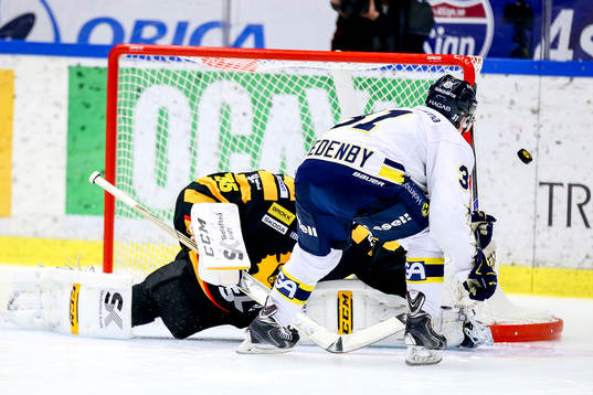 Skellefteås målvakt Markus Svensson räddar en straff