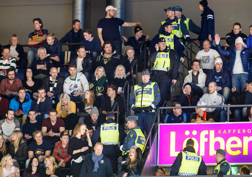 Polis och ordningsvakter försöker att hålla ordning på