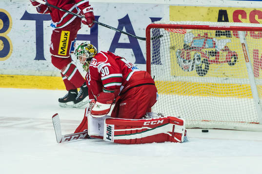 Modos målvakt Linus Ullmark släpper in det första målet