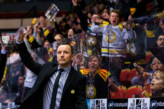 Brynäs tränare Thomas Berglund jublar