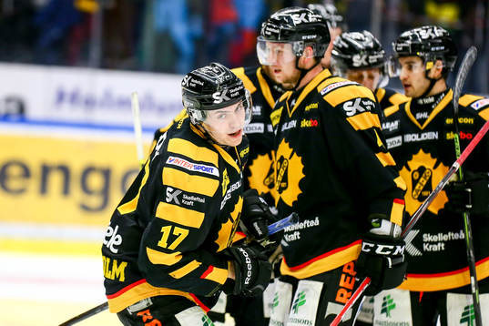 Skellefteås Pär Lindholm gör 2-2 mot Hv71s målvakt