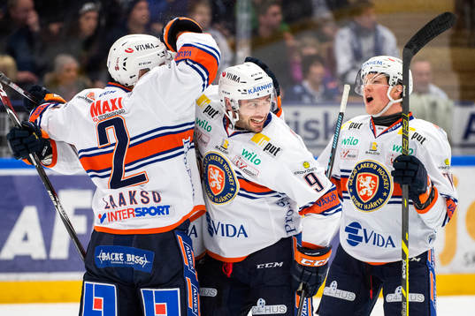 Växjös Josh Hennessy och Patrik Lundh jublar