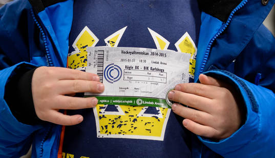 En ung Rögle supporter med matchbiljett
