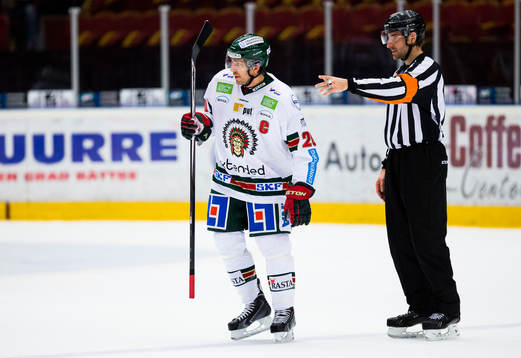 Frölundas Joel Lundqvist blir tillsagd av domare Mikael