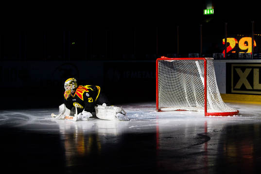 Brynäs målvakt Bernhard Starkbaum innan ishockeymatchen i