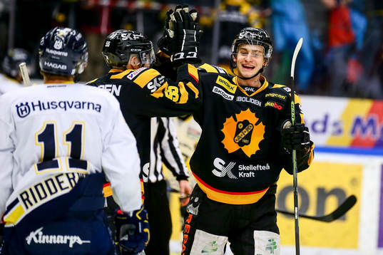 Skellefteås Martin Sevc  och Kirill Kabanov  jublar