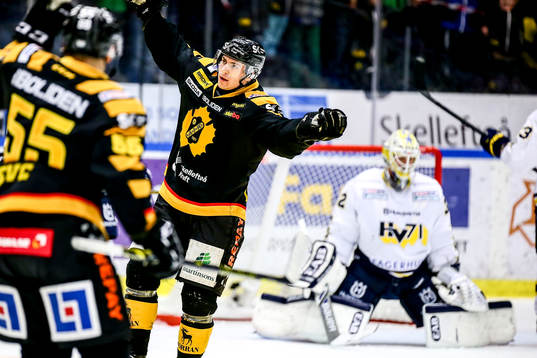 Skellefteås Pär Lindholm gör 2-2 mot Hv71s målvakt