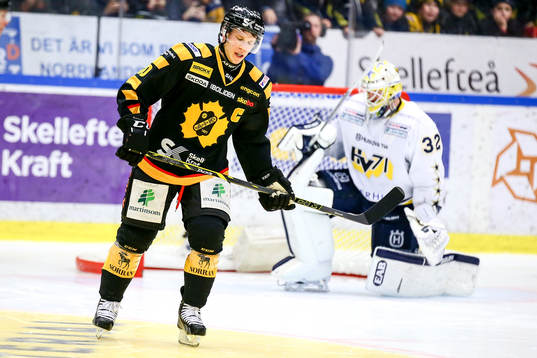 Skellefteås Erik Forssell  deppar framför Hv71s målvakt