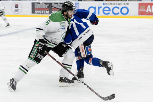 Rögles Andreas Lilja tacklar Karlskogas Carl Berglund