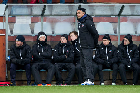 Helsingborgs tränare Henrik Larsson t.h. på bänken sonen