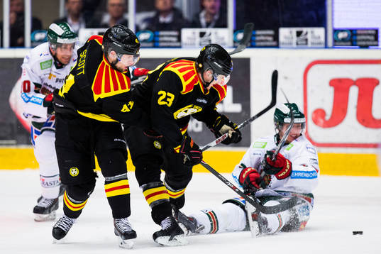Brynäs Greg Scott och Bill Sweatt kämpar