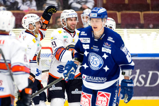 Växjös Josh Hennessy jublar