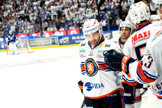Växjös Josh Hennessy jublar