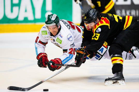 Frölundas Joel Lundqvist i kamp om pucken med Brynäs Bill
