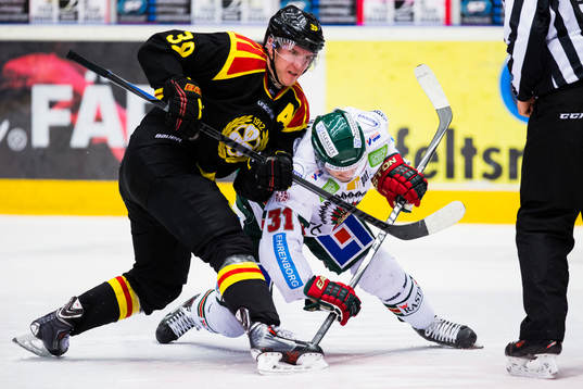 Brynäs Jonas Nordquist tekar mot Frölundas Nicklas Lasu