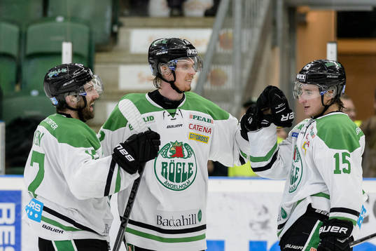 Rögles Taylor Matson, Jens Hellgren fira med Jakob Lilja
