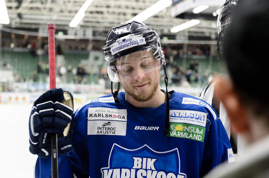 Karlskogas Carl Berglund lämnar isen