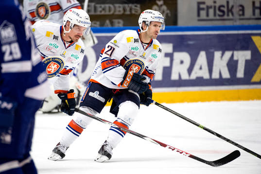 Växjös Cory Murphy , till höger, före  ishockeymatchen