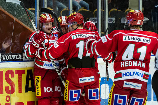 Modos Albin Carlson sätter ett mål med hjälp av Modos