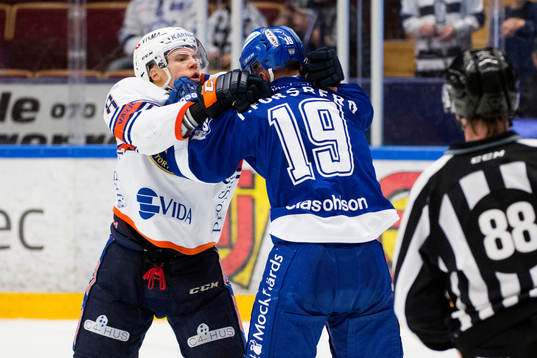 Växjös Ville Varakas och Leksands Tobias Forsberg bråkar