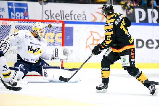 Skellefteås Pär Lindholm gör 2-2 mot Hv71s målvakt
