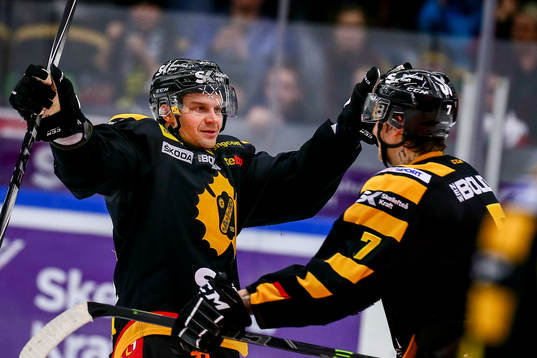 Skellefteås Janne Pesonen och Kirill Kabanov jublar