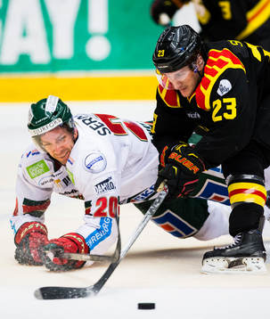 Frölundas Joel Lundqvist i kamp om pucken med Brynäs Bill