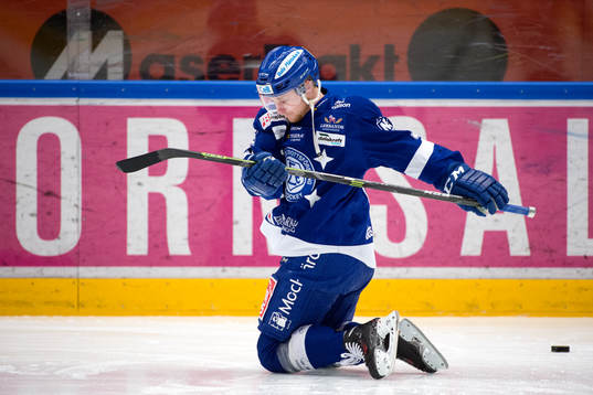 Leksands Linus Hultström värmer upp före ishockeymatchen
