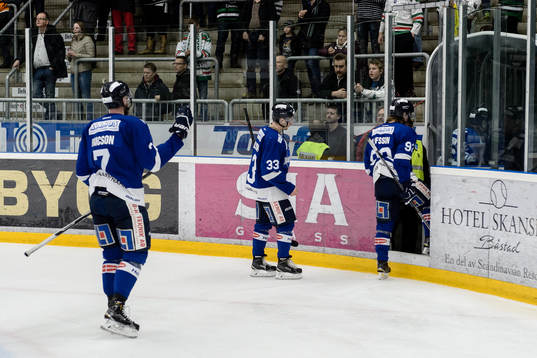 Karlskogas spelare deppar och lämnar isen