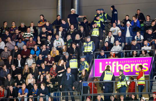 Polis och ordningsvakter försöker att hålla ordning på
