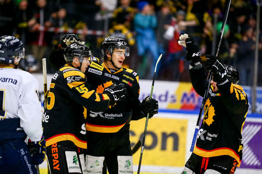 Skellefteås Martin Sevc  och Kirill Kabanov  jublar