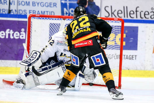 Skellefteås Janne Pesonen gör mål på straff på Hv71s