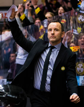 Brynäs tränare Thomas Berglund jublar