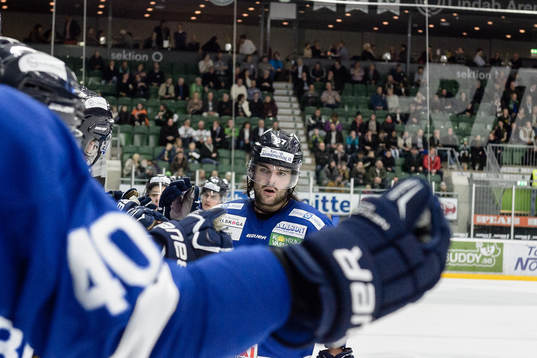 Karlskogas Linus Fröberg firar med båset