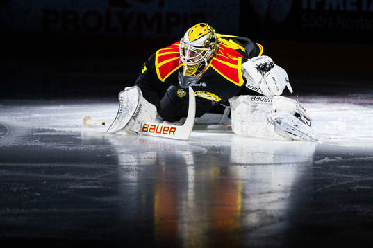 Brynäs målvakt Bernhard Starkbaum innan ishockeymatchen i