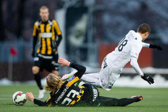 Häckens Gustav Berggren glidtacklar Helsingborgs Jordan