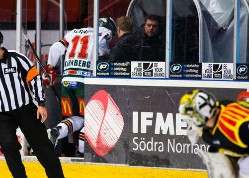 Frölundas Magnus Kahnberg kliver av isen