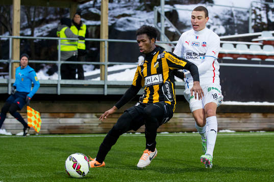 Häckens Mohammed Abubakari täcker ut bollen före