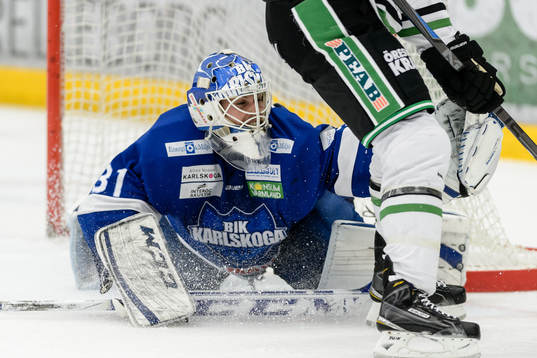 Karlskogas målvakt Joel Gistedt med en räddning