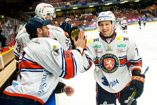 Växjös Patrik Lundh jublar med Växjös målvakt