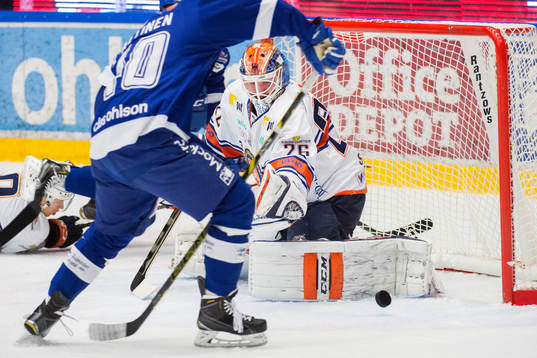 Växjös målvakt Stefan Steen räddar målchans