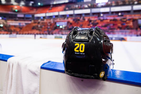 En hjälm tillhörande Brynäs Adam Brodecki innan