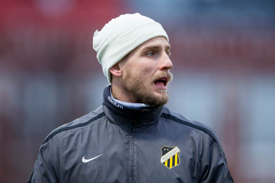 Häckens målvakt Alexander Nadj på uppvärmningen innan