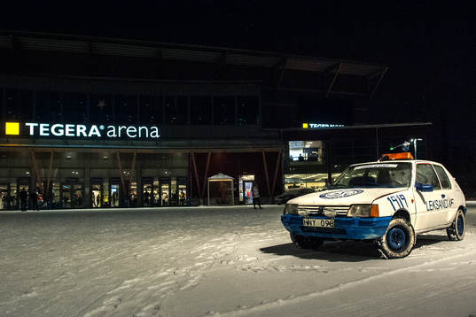 En supporterbil parkerad framför Tegera Arena före