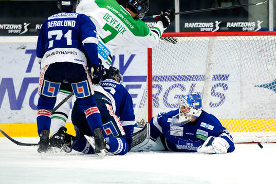 Rögles Taylor Matson (ej i bild) gör 3-1