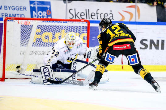 Skellefteås Adam Pettersson missar ett friläge med Hv71s