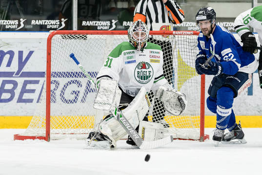 Rögles målvakt Lars Volden och Karlskogas Daniel Wessner