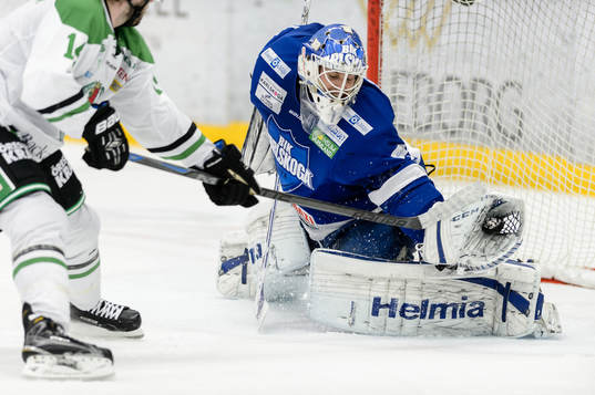 Karlskogas målvakt Joel Gistedt med en räddning