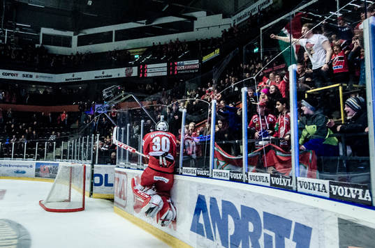 Modos målvakt Linus Ullmark gör sitt klassiska hopp mot