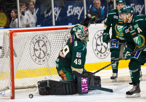 pucken trillar in bakom Färjestads målvakt Justin Pogge